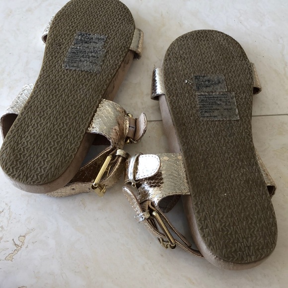 MICHAEL KORS GOLD STRAPPED SANDALS - Picture 4 of 4